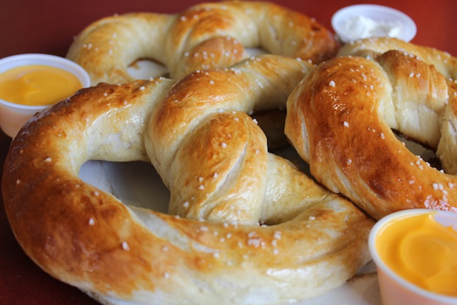 bens-soft-pretzels-with-dips2